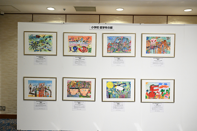 Display of award-winning entries (by elementary school students in grades 1 to 3)