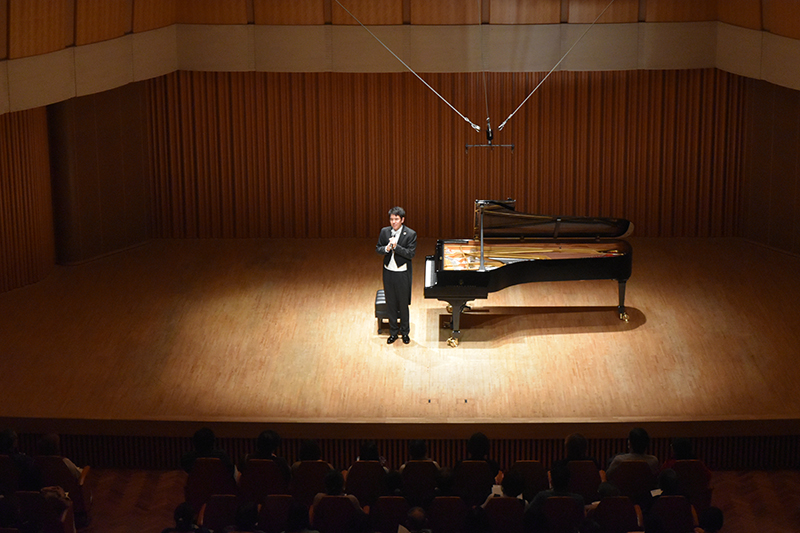 Miyuji Kaneko talking to the audience