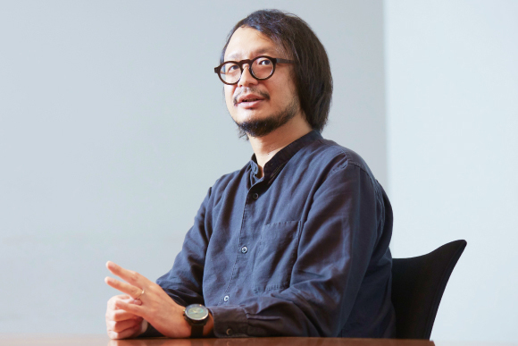 写真:記者の取材に答える木下悠①