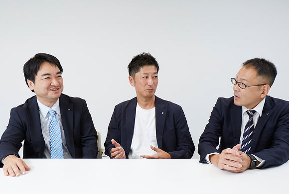 写真：記者の取材に答える船橋 直人・武田 忠・大久保 恵介①