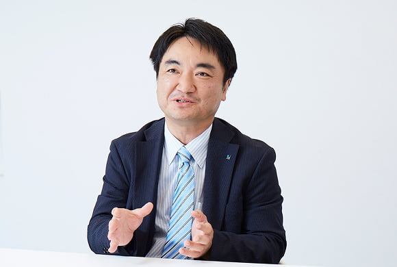 写真：記者の取材に答える船橋 直人