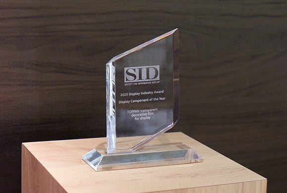 写真：ディスプレイ・インダストリー・アワード 年間最優秀ディスプレイコンポーネント賞（Display Component of the Year）のクリスタルトロフィー