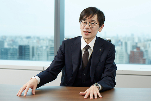 写真：記者の取材に答える勝亦 優①