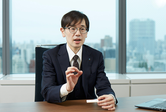 写真：記者の取材に答える勝亦 優②