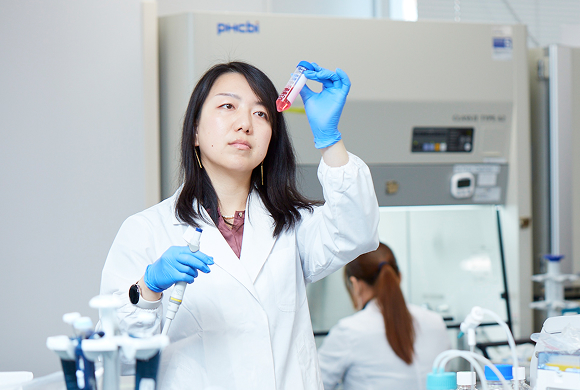 写真：研究室で実験を行う加藤 あすか①