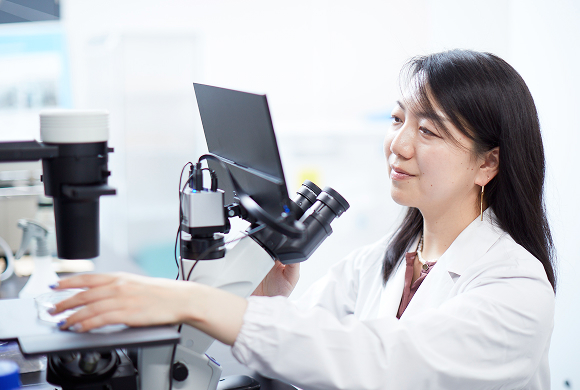 写真：研究室で実験を行う加藤 あすか②