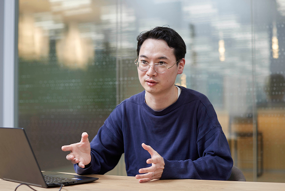 写真：記者の取材に答える山中 寛太①