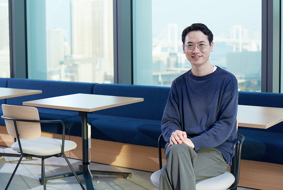 写真：記者の取材に答える山中 寛太②