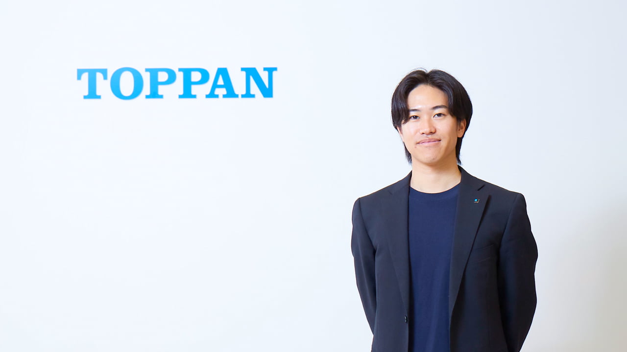写真:後ろに手を組んで立っている中里康二