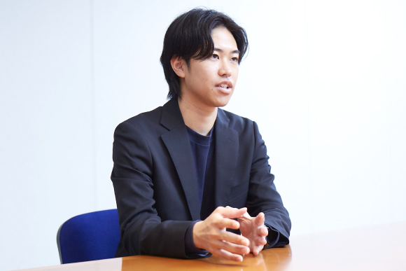 写真:記者につくスマの説明を行う中里康二