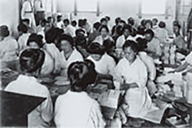 总公司工厂“和平纪念”明信片包装作业(1919年前后拍摄)