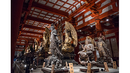 （左）東寺講堂の立体曼荼羅