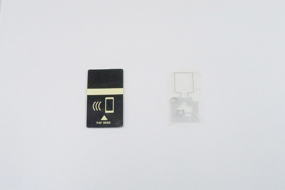 「Cachet-Tag」をはがす前(左)と はがした後(右)