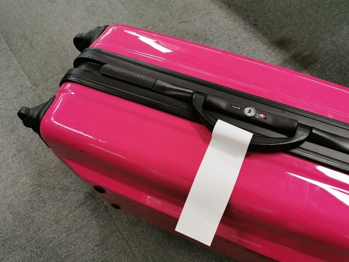 航空手荷物用ICタグ 使用イメージ (写真は航空手荷物用ICタグラベルに加工して取り付け)