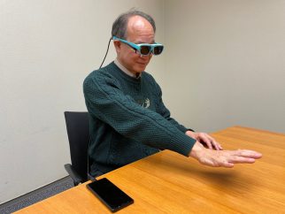 「VR買い物支援サービス」を使って、自宅から買い物をしている様子　左