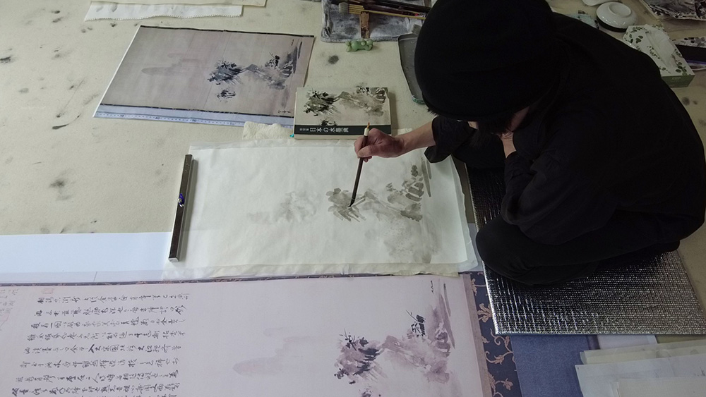 左:浅見貴子氏共同による国宝「「破墨山水図」の筆運び順検討の様子