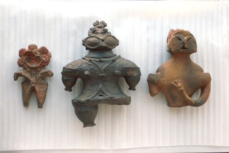複製土偶3体（左から「みみずく土偶」「遮光器土偶」「土偶」）