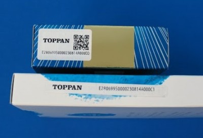 紙器パッケージの側面にICタグを貼り付けたイメージ © TOPPAN INC.