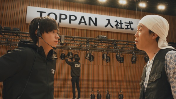 新CM『すべてを突破する。TOPPA!!!TOPPAN 社名変更／入社式篇、レストラン篇、撮影現場篇、タクシー篇』より