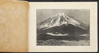 H.G.ポンティング撮影『富士山』 （1906年、網目版印刷、行田市郷土博物館蔵）