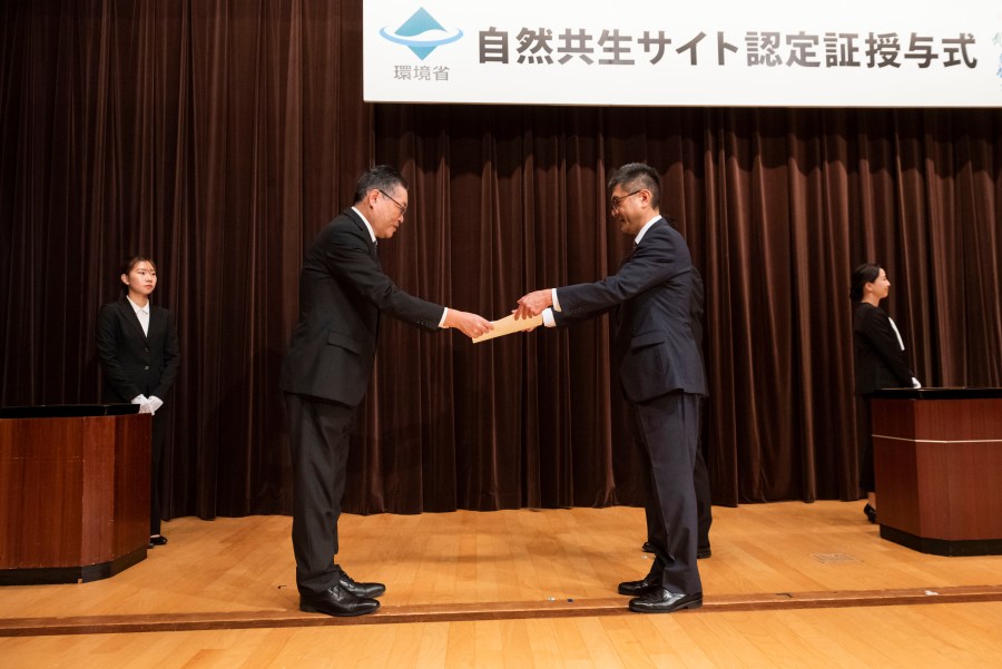 (左)左から環境省 堀上勝大臣官房審議官、TOPPAN総合研究所亀島久光副所長、TOPPAN総合研究所佐々木康裕