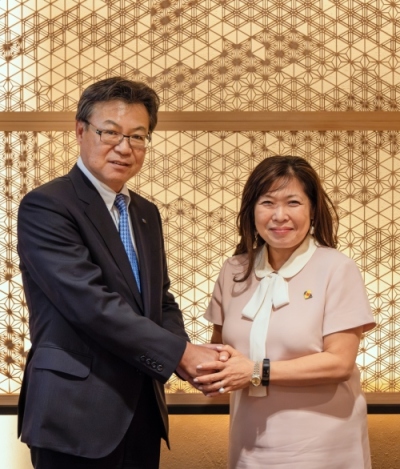 TOPPANホールディングスの代表取締役副社長執行役員COO 坂井 和則(左)と カナダ連邦政府 輸出振興・国際貿易・経済開発担当Mary Ng大臣(右) © TOPPAN Holdings Inc.