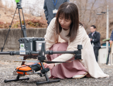 救助者がAEDを受け取る様子（デモンストレーション）