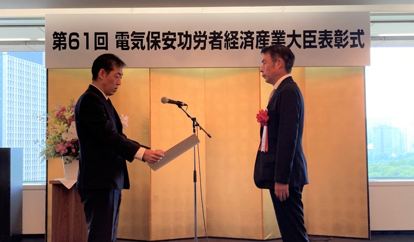 表彰を受けるTOPPANエレクトロニクスプロダクツ熊本工場 工場長 青木 慎一