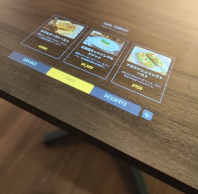  「ダブルビュー®フィルム」をレストランのテーブルへ使用したイメージ © TOPPAN Inc.