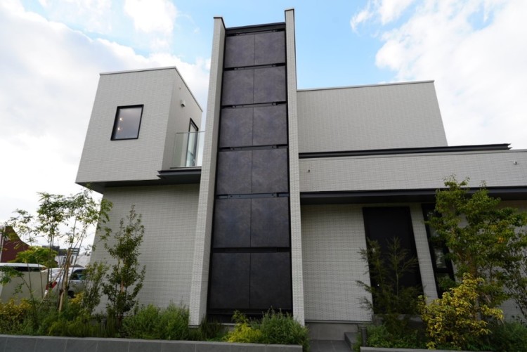 住友不動産ハウジング様住宅展示場での垂直面の太陽光発電パネル向け施工事例 © TOPPAN Inc.