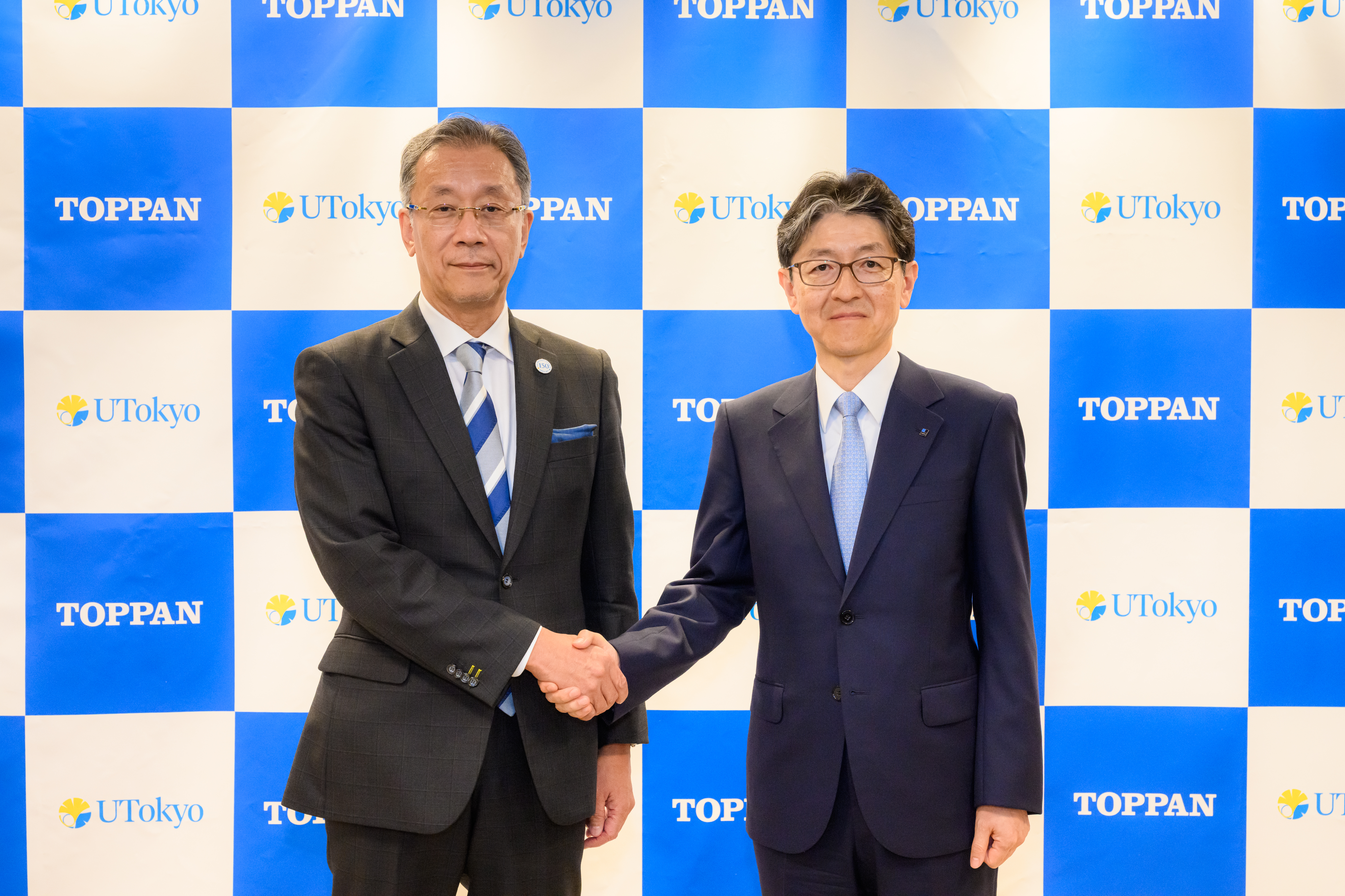 東京大学　総長 藤井 輝夫 （左）とTOPPANホールディングス  代表取締役社長COO　大矢 諭