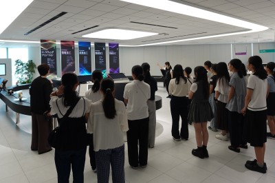ショールーム「TOPPAN GATEWAY」見学（左）