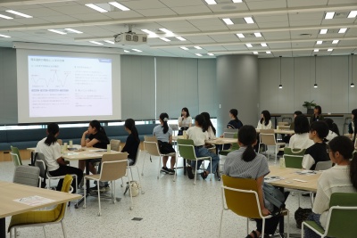 量子技術をテーマにしたワークショップ（左）