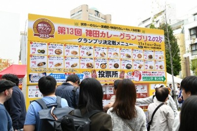 前回の「第13回神田カレーグランプリ決定戦2025」の様子（左）