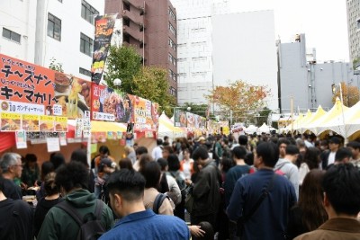 前回の「第13回神田カレーグランプリ決定戦2025」の様子（右）