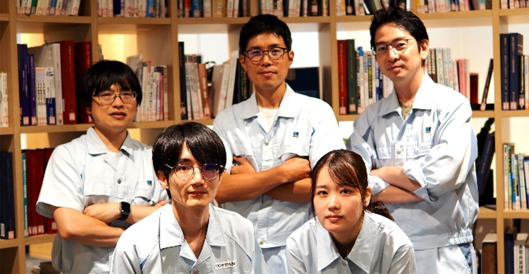 男性社員4名と女性社員1名の集合写真