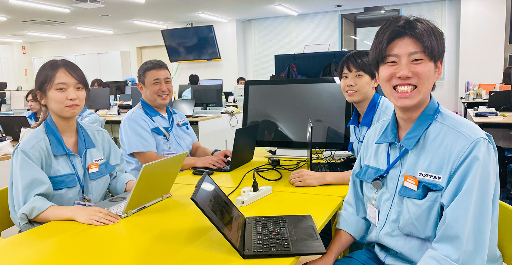 社員複数名の集合写真