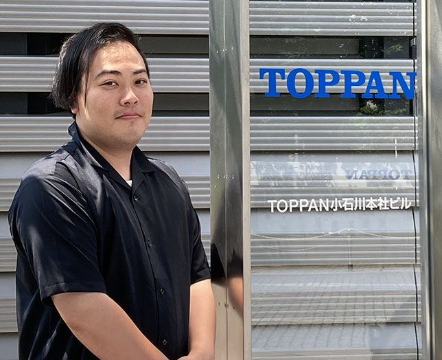 インタビューに応じた男性社員