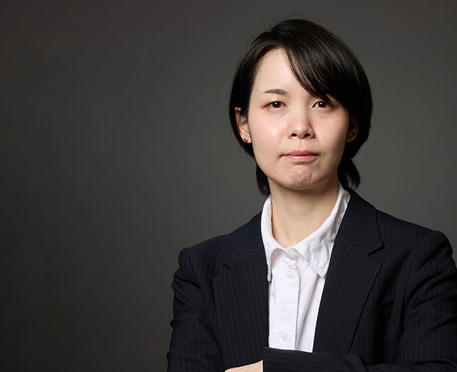 インタビューに応じた女性社員