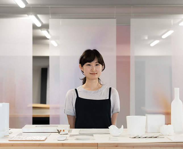 インタビューに応じた女性社員