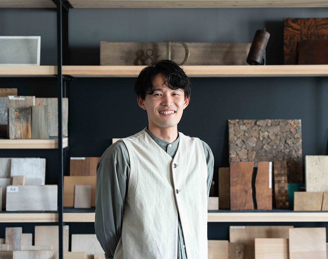 インタビューに応じた男性社員