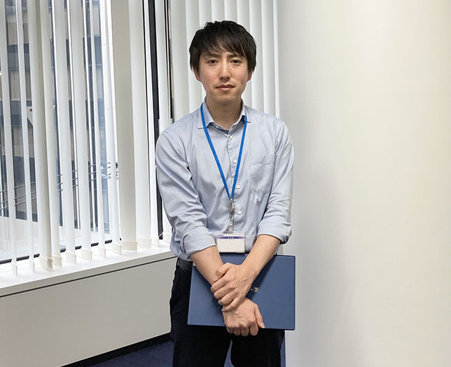 インタビューに応じた男性社員