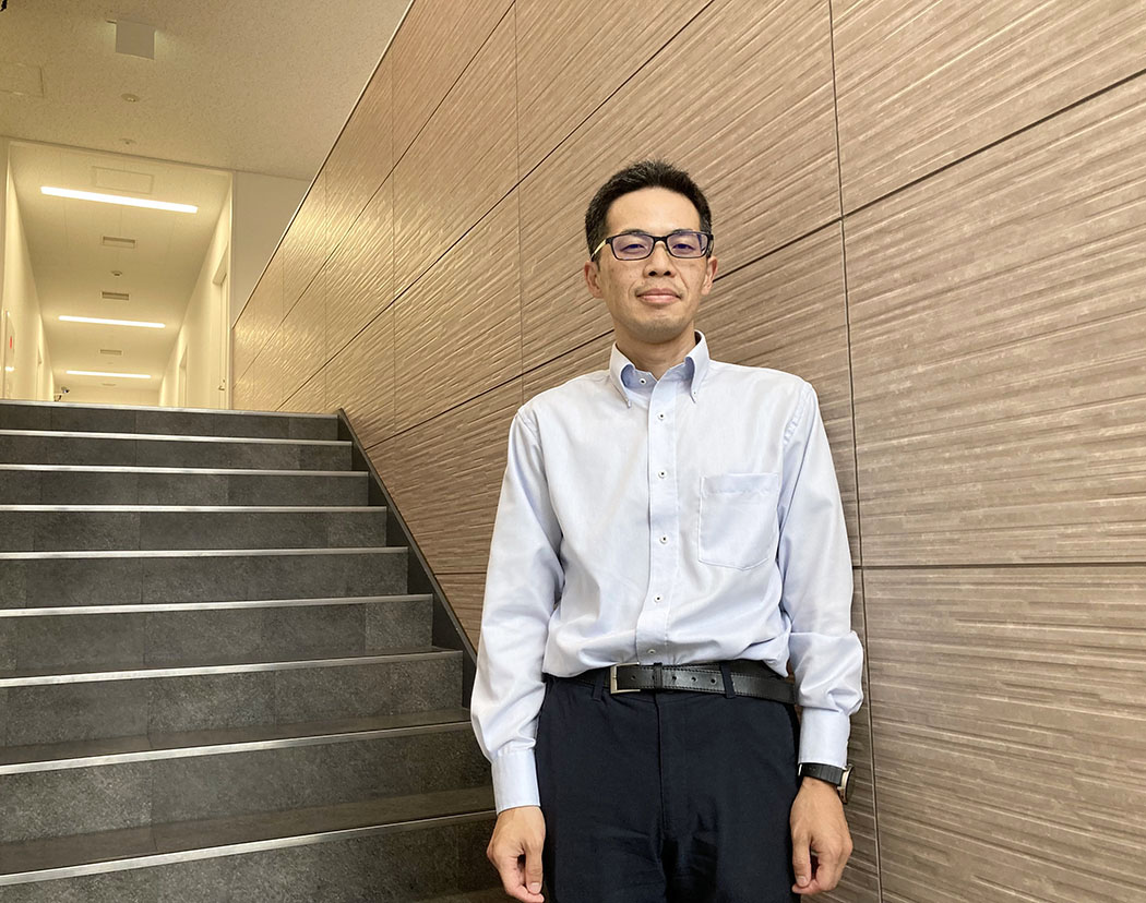 インタビューに応じた男性社員