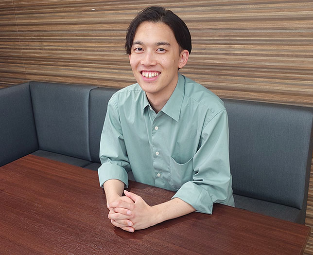 インタビューに応じた男性社員