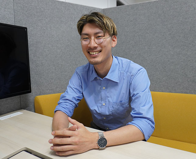 インタビューに応じた男性社員