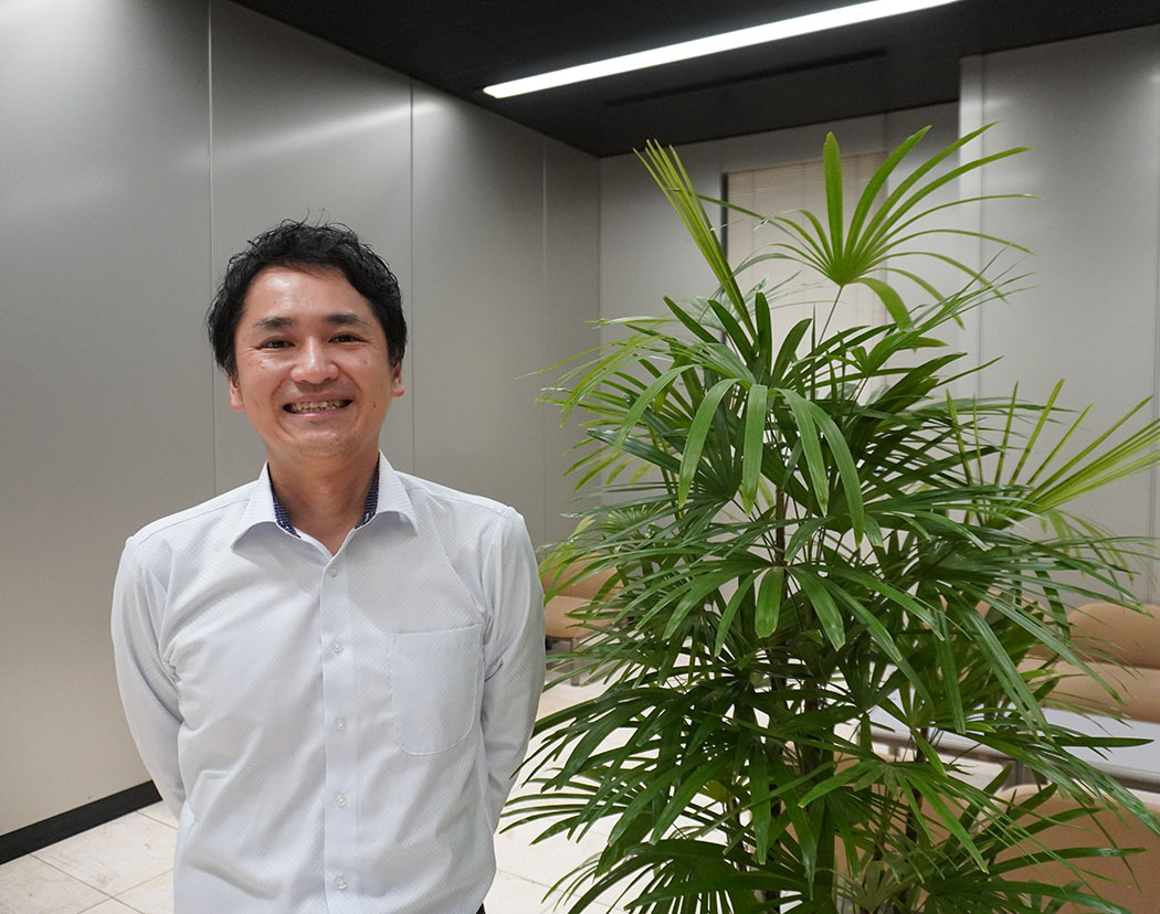 インタビューに応じた男性社員