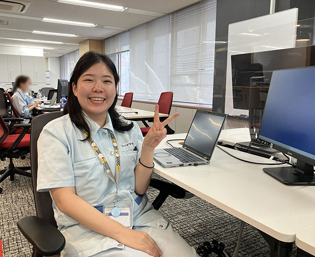 インタビューに応じた女性社員