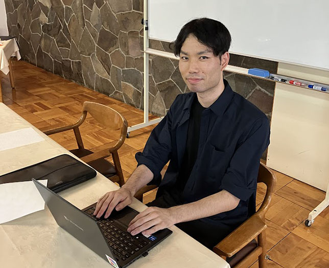 インタビューに応じた男性社員