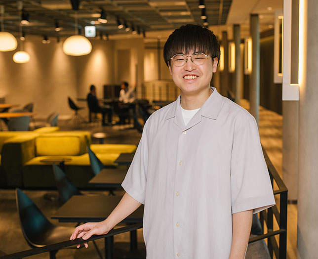 インタビューに応じた男性社員