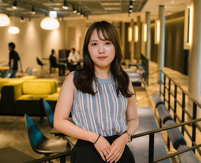 インタビューに応じた女性社員